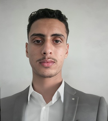 Portrait d'Azeddine Louilidi en costume gris